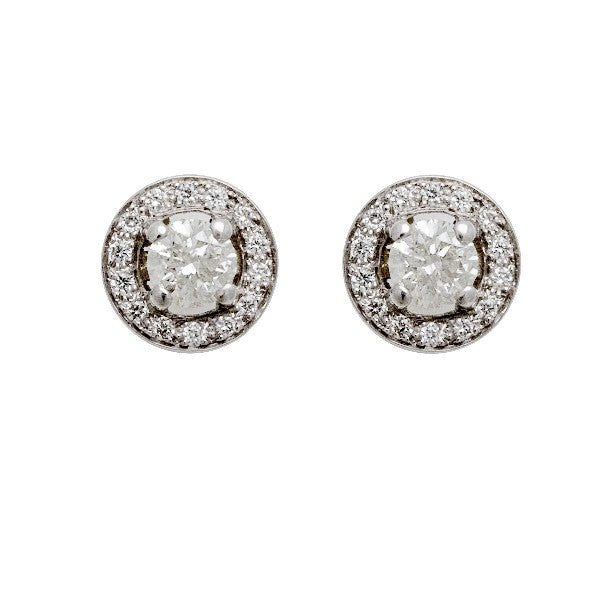 Paire de puces boucles d'oreilles en or blanc 18 carats, diamant rond brillant central environ 0,50 carat en serti 4 griffes, halo de petits diamants ronds serti grain, monture bouton plate, vue de face