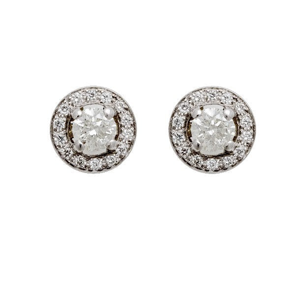 Paire de puces boucles d'oreilles en or blanc 18 carats, diamant rond brillant central environ 0,50 carat en serti 4 griffes, halo de petits diamants ronds serti grain, monture bouton plate, vue de face