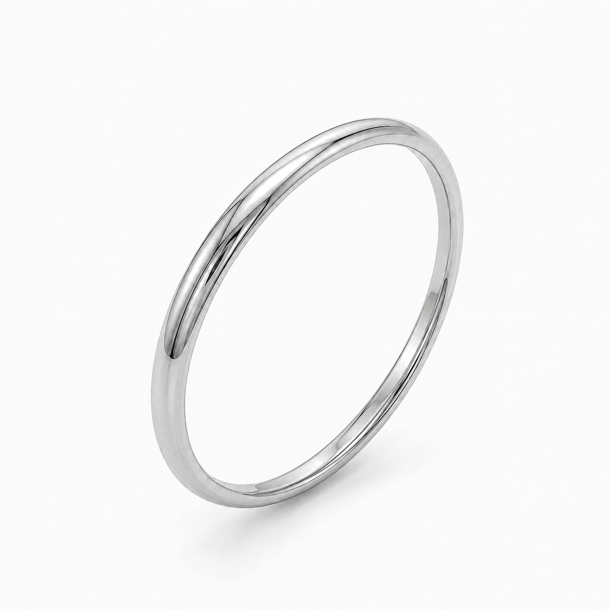Alliance en or blanc 18 carats demi jonc sur fond blanc
