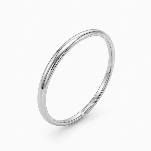 Alliance en or blanc 18 carats demi jonc sur fond blanc