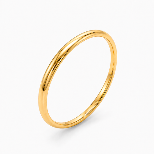 Alliance en or jaune 18 carats demi jonc sur fond blanc