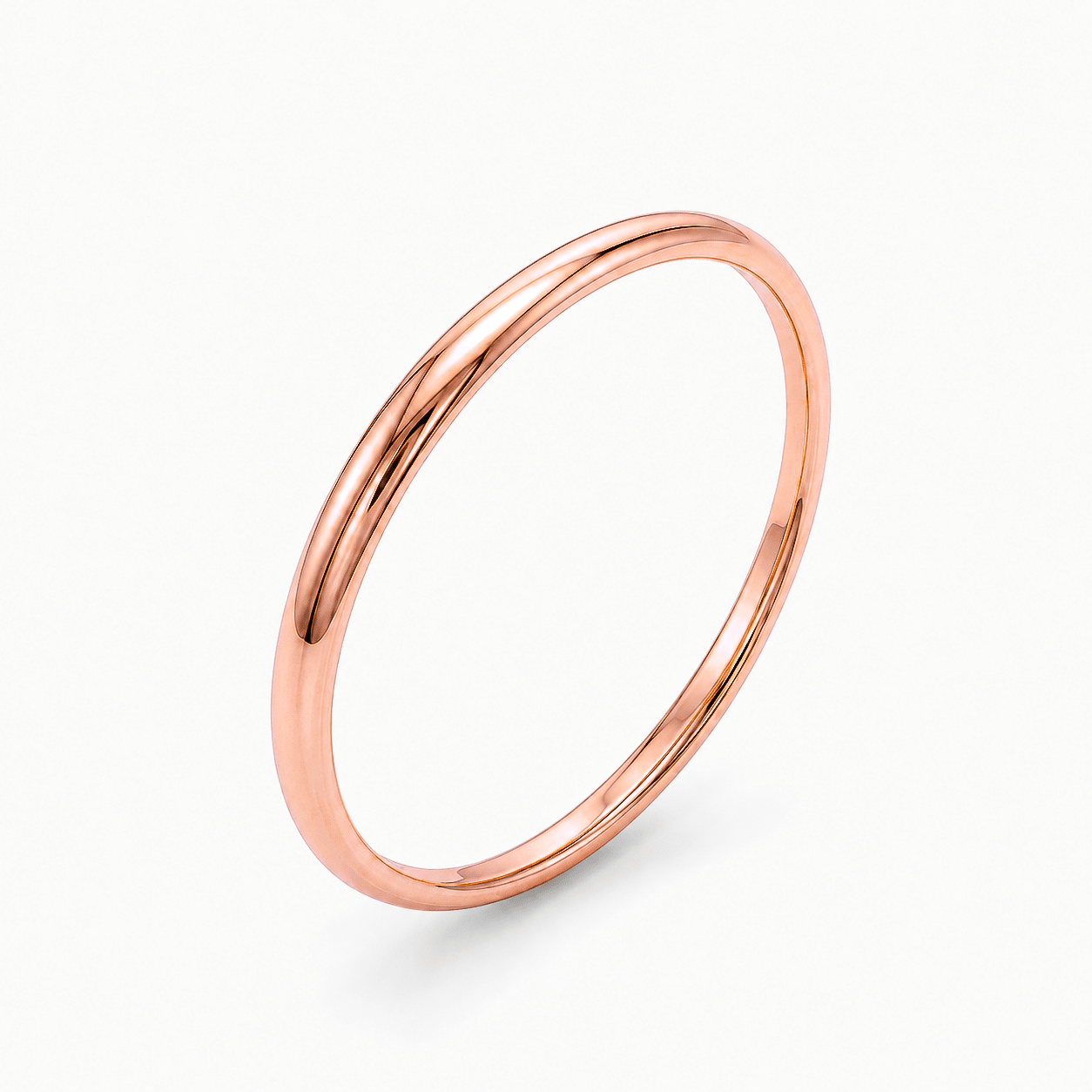 Alliance en or rose 18 carats demi jonc sur fond blanc