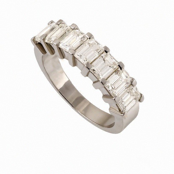 Demi-alliance en or blanc 18 carats sertiée de 7 diamants taille émeraude en 4 griffes, 2,19 ct au total, vue de côté