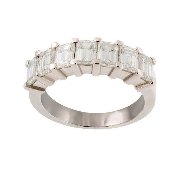 Demi-alliance en or blanc 18 carats sertiée de 7 diamants taille émeraude en 4 griffes, 2,19 ct au total, vue de face