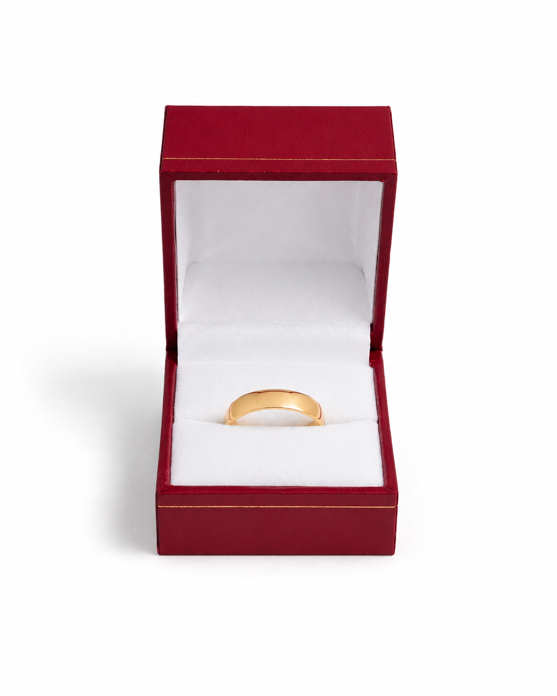 Bague en or jaune 18 carats dans un écrin rouge sur un fond blanc.
