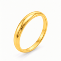 alliance demi jonc de 5mm de largeur en or jaune 18 carats sur fond blanc
