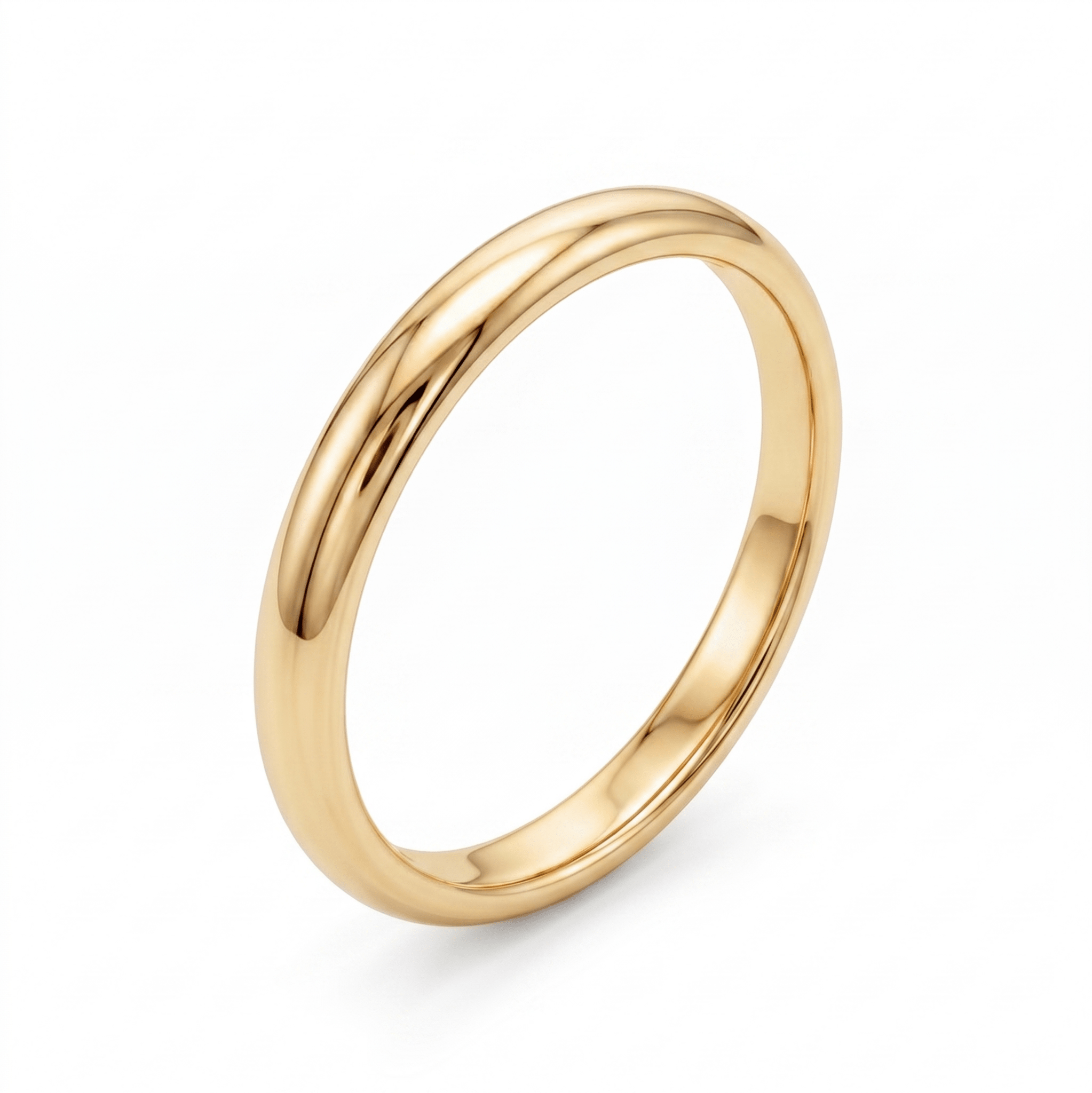 Alliance en or jaune 18 carats demi jonc sur fond blanc