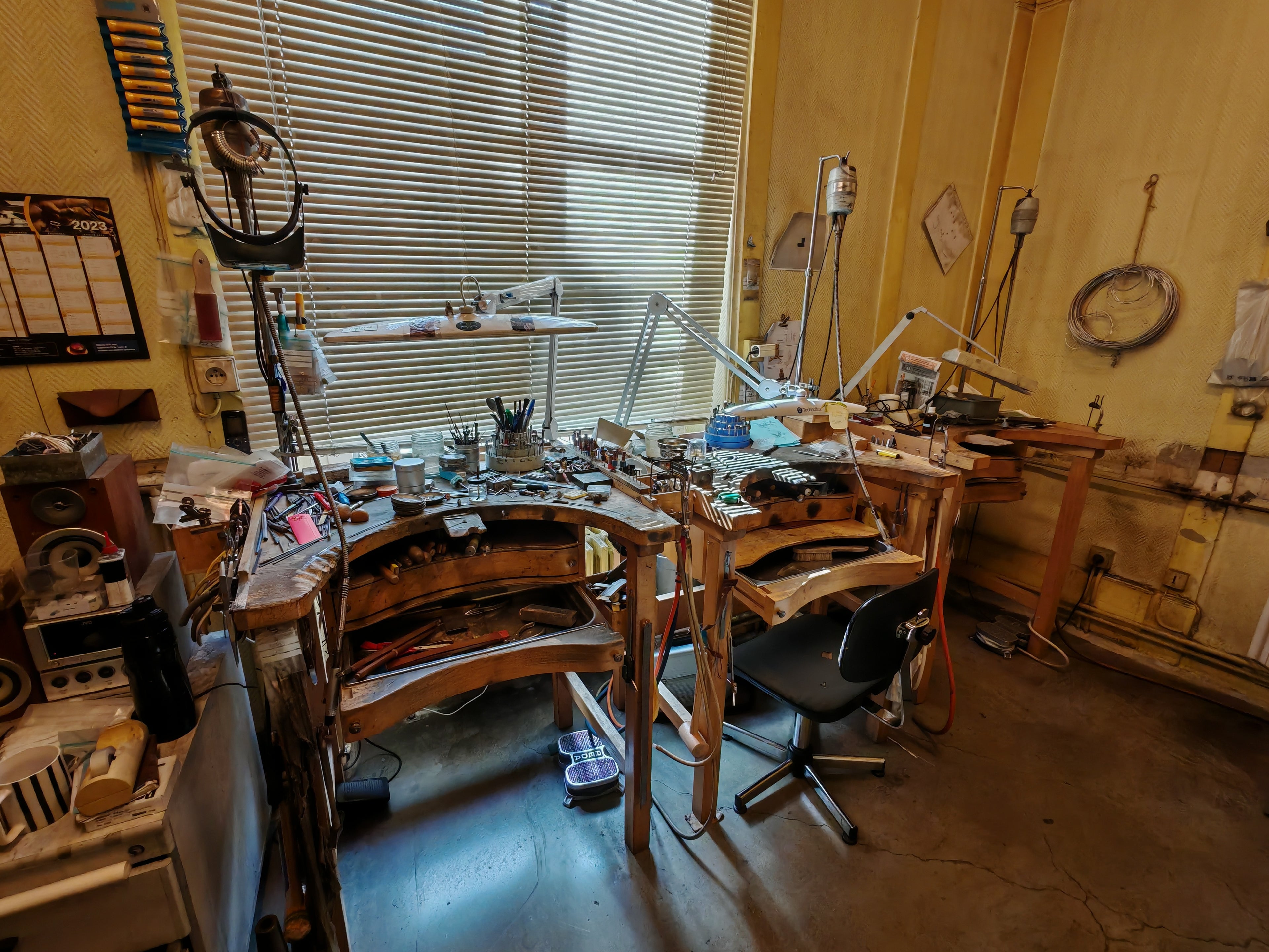 3 établis de bijoutier pour fabriquer, réparer et ajuster des bijoux en or 18 carats