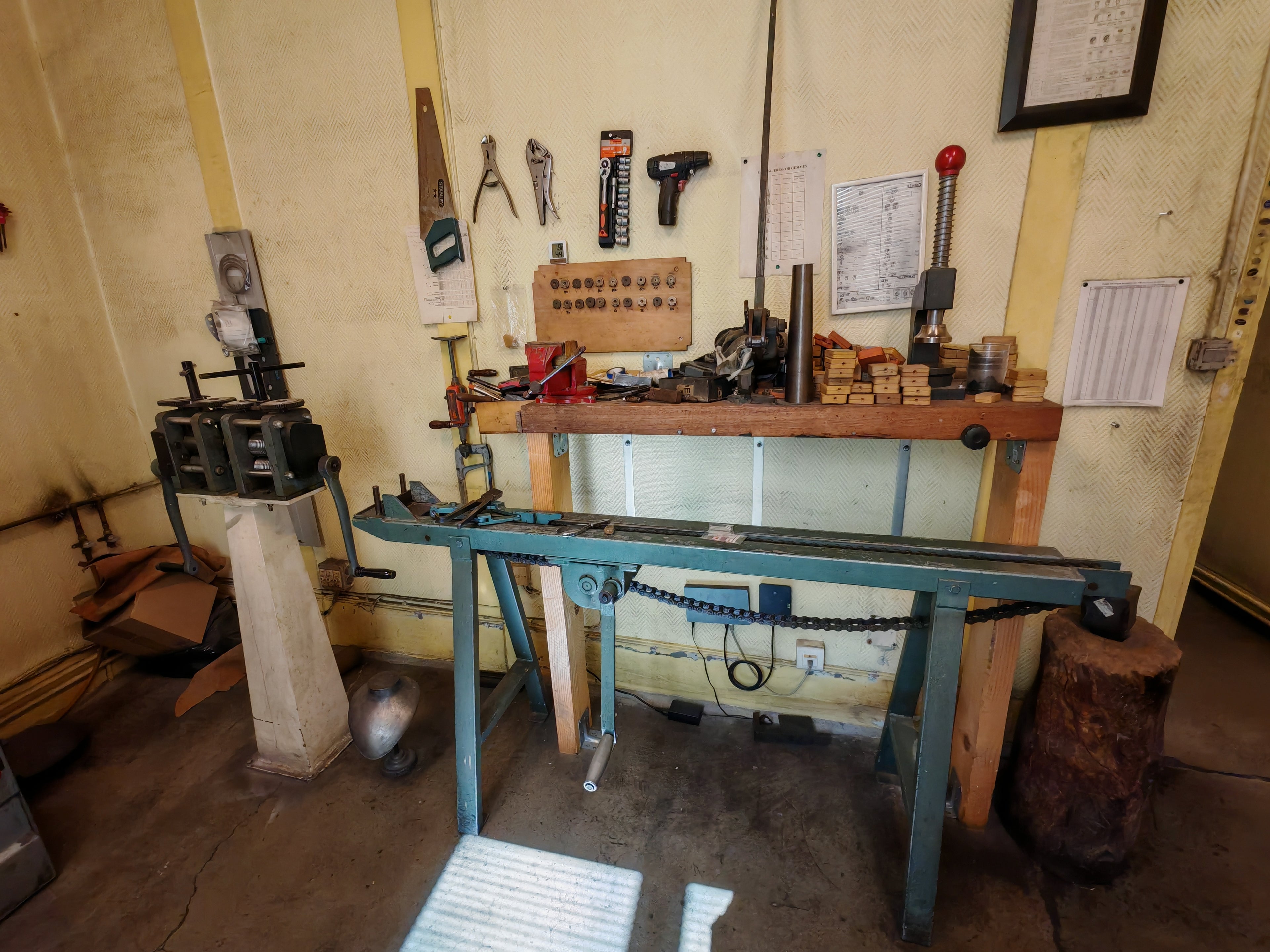 Machine pour tirer des fils en or 18 carats