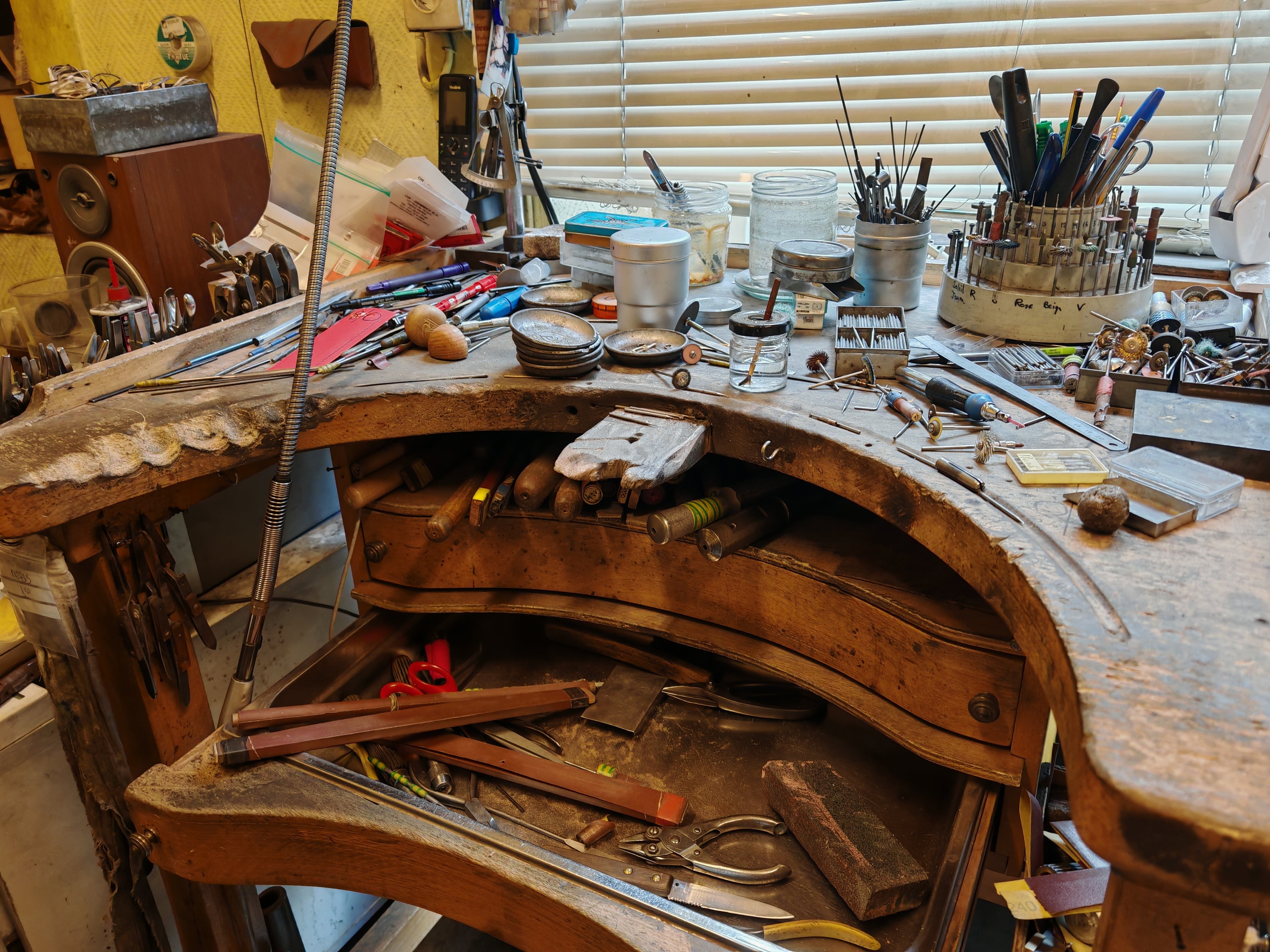 Atelier de bijoux situé au 127 rue du temple, on y voit un établi avec des outils pour fabriquer et réparer des bijoux en or 18 carats