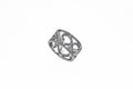 Bague bandeau large ajouré en or blanc 18 carats, motifs arabesques entrelacés en volutes et contre-volutes pavés de diamants ronds brillants serti grain, anneau plat ajouré style mauresque, vue de trois-quarts