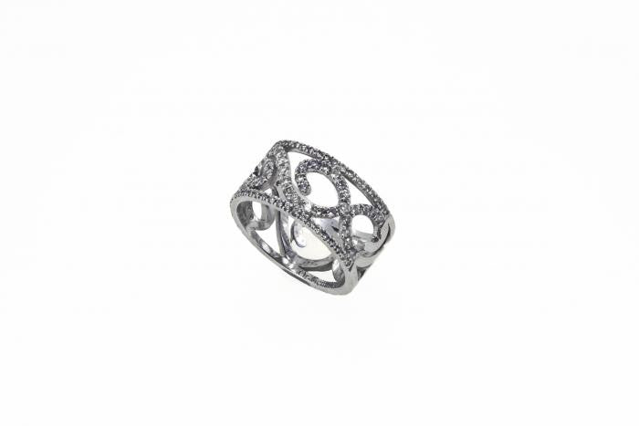 Bague bandeau large ajouré en or blanc 18 carats, motifs arabesques entrelacés en volutes et contre-volutes pavés de diamants ronds brillants serti grain, anneau plat ajouré style mauresque, vue de trois-quarts