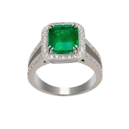 Bague Alcazar en or blanc 18 carats, émeraude coussin taille émeraude vert intense en halo de diamants ronds, double anneau fendu pavé, vue de face