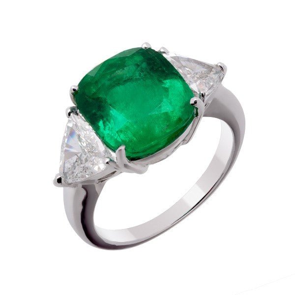 Bague trilogie en or blanc 18 carats, émeraude naturelle taille coussin vert intense environ 4 carats en serti 4 griffes doubles, deux diamants taille trillion serti 3 griffes de chaque côté, anneau demi-jonc poli effile, émeraude certifiée CGL, vue de trois-quarts