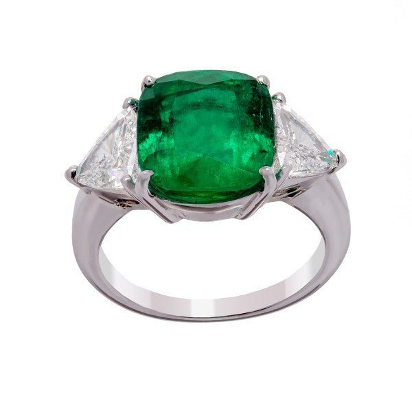 Bague trilogie en or blanc 18 carats, émeraude naturelle taille coussin vert intense environ 4 carats en serti 4 griffes doubles, deux diamants taille trillion serti 3 griffes de chaque côté, anneau demi-jonc poli effile, émeraude certifiée CGL, vue de face