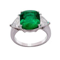 Bague trilogie en or blanc 18 carats, émeraude naturelle taille coussin vert intense environ 4 carats en serti 4 griffes doubles, deux diamants taille trillion serti 3 griffes de chaque côté, anneau demi-jonc poli effile, émeraude certifiée CGL, vue de face
