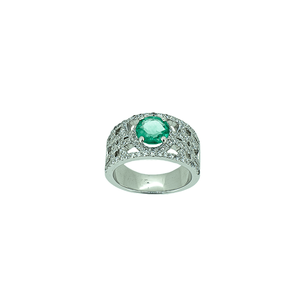 Bague large bandeau ajouré dentelle en or blanc 18 carats, entièrement pavé de diamants ronds serti grain sur motifs entrelacés, émeraude ronde vert d’eau environ 1,30 carat en serti 6 griffes surelevé au centre, vue de face
