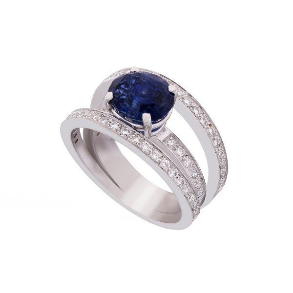 Bague double anneau en or blanc 18 carats, saphir ovale bleu 3,60 ct serti 4 griffes en position surhaussée, deux rangs de diamants, vue de côté