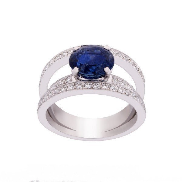 Bague double anneau en or blanc 18 carats, saphir ovale bleu 3,60 ct serti 4 griffes en position surhaussée, deux rangs de diamants, vue de face