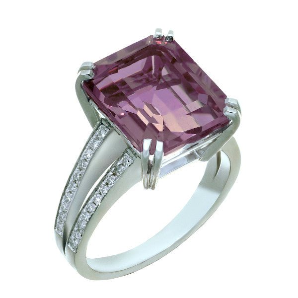 Bague cocktail en or blanc 18 carats, améthyste taille émeraude 12x10mm violet rosé en serti 4 doubles griffes, anneau double brin fendu, épaulements pavés de diamants ronds serti grain, vue de côté