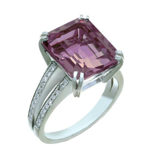 Bague cocktail en or blanc 18 carats, améthyste taille émeraude 12x10mm violet rosé en serti 4 doubles griffes, anneau double brin fendu, épaulements pavés de diamants ronds serti grain, vue de côté