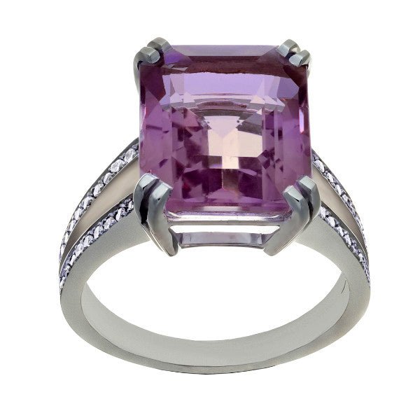 Bague cocktail en or blanc 18 carats, améthyste taille émeraude 12x10mm violet rosé en serti 4 doubles griffes, anneau double brin fendu, épaulements pavés de diamants ronds serti grain, vue de face