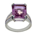 Bague cocktail en or blanc 18 carats, améthyste taille émeraude 12x10mm violet rosé en serti 4 doubles griffes, anneau double brin fendu, épaulements pavés de diamants ronds serti grain, vue de face