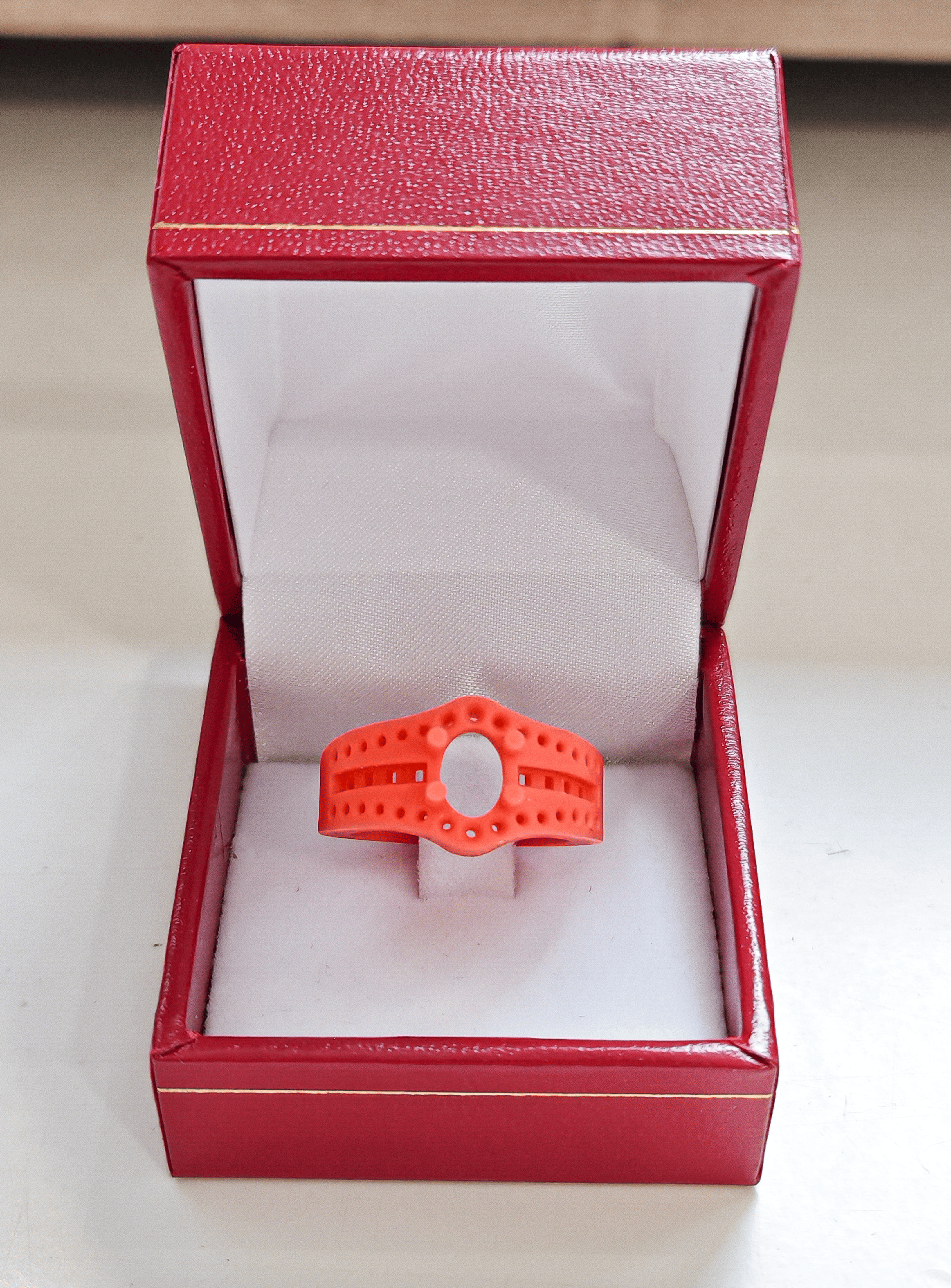 Cire bague en or blanc 18 carats sertie d'un rubis et de diamants.