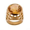 Bague chevalière cathédrale en or jaune 18 carats, grande citrine ronde sertie clos, monture ajourée en grille bombée, vue de face