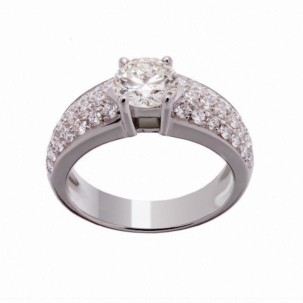 Bague de fiançailles en or blanc 18 carats, diamant central rond environ 0,70 carat en 6 griffes, épaulements pavés de diamants sur trois rangs, vue de face