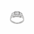 Bague de fiançailles en platine avec solitaire central et 4 diamants baguettes en épaulements