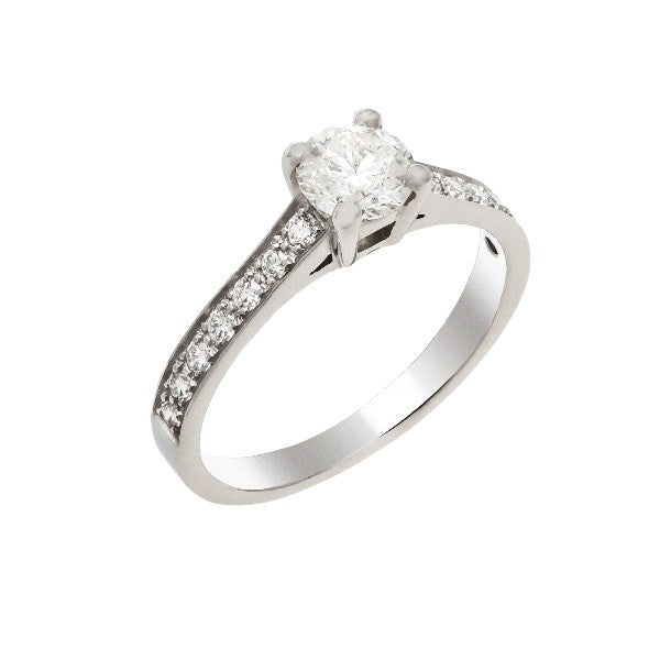 Bague de fiançailles en or blanc 18 carats, diamant central rond environ 0,50 carat serti 4 griffes, épaulements ornés de diamants ronds en serti grain, vue de côté
