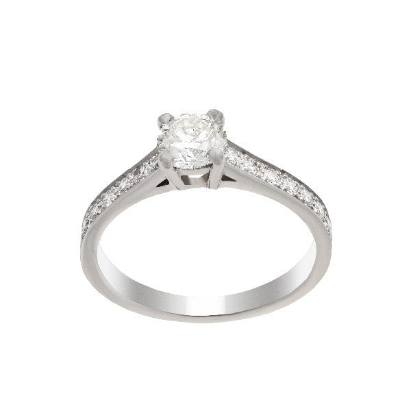 Bague de fiançailles en or blanc 18 carats, diamant central rond environ 0,50 carat serti 4 griffes, épaulements ornés de diamants ronds en serti grain, vue de face