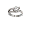 Bague de fiançailles en or blanc 18 carats, diamant rond brillant 1 carat en serti 4 griffes carré, monture tourbillon triple brin, brin central lisse poli en arc sous le solitaire, deux brins latéraux pavés de diamants ronds serti grain, deux diamants carrés serti clos aux épaulements, vue de face