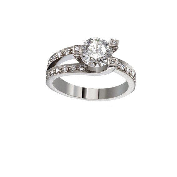 Bague de fiançailles en or blanc 18 carats, diamant rond brillant 1 carat en serti 4 griffes carré, monture tourbillon triple brin, brin central lisse poli en arc sous le solitaire, deux brins latéraux pavés de diamants ronds serti grain, deux diamants carrés serti clos aux épaulements, vue de face