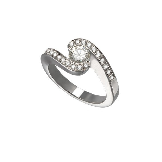 Bague tourbillon solitaire en or blanc 18 carats sertie de diamants, vue de trois quarts