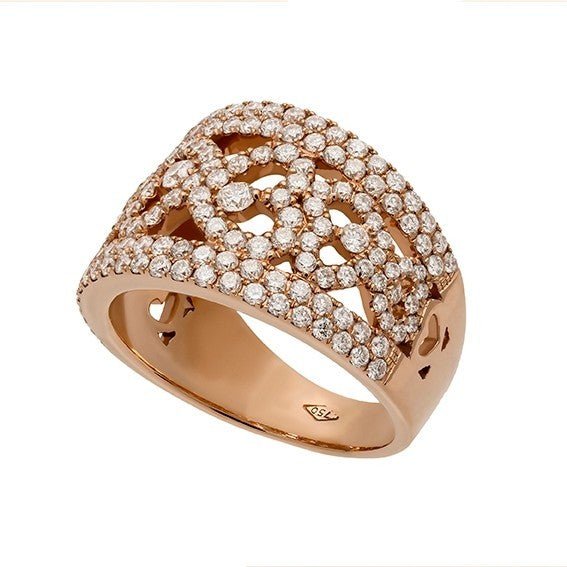 Bague large dôme bombé ajouré en or rosé 18 carats, entièrement pavé de diamants ronds brillants serti grain, structure dentelle formant des motifs en cœurs entrelacés avec diamants solitaires aux points focaux, vue de trois-quarts