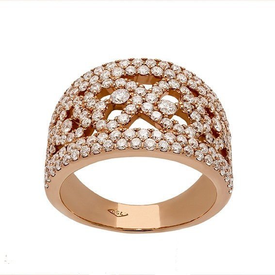 Bague large dôme bombé ajouré en or rosé 18 carats, entièrement pavé de diamants ronds brillants serti grain, structure dentelle formant des motifs en cœurs entrelacés avec diamants solitaires aux points focaux, vue de face