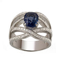 Bague dentelle multi-brins en or blanc 18 carats, saphir ovale bleu 2,49 ct serti 4 griffes, brins pavés de diamants ronds 0,98 ct, vue de face