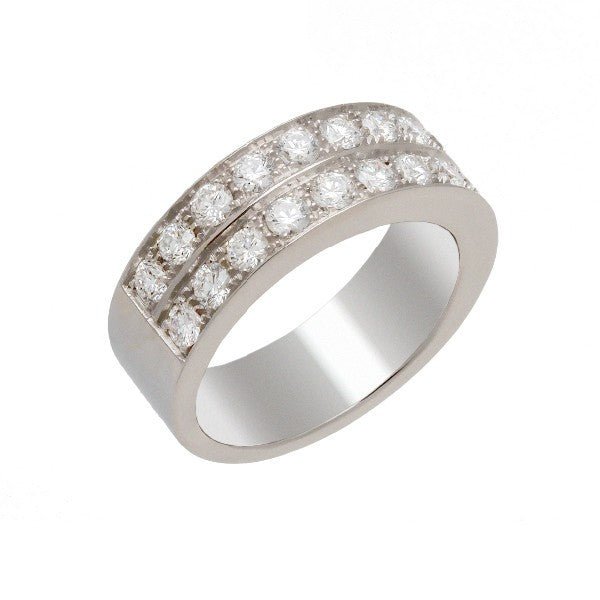 Bague large jonc rectangulaire en or blanc 18 carats, deux rangs parallèles de 12 diamants ronds brillants chacun en serti grain, séparés par une fine rainure centrale polie, bords bisautés polis, vue de trois-quarts