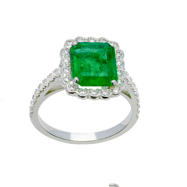 Bague halo festonné en or blanc 18 carats, émeraude taille coussin vert foncé intense en serti 4 griffes, halo de diamants ronds festonné serti grain, épaulements pavés de diamants sur anneau, vue de face