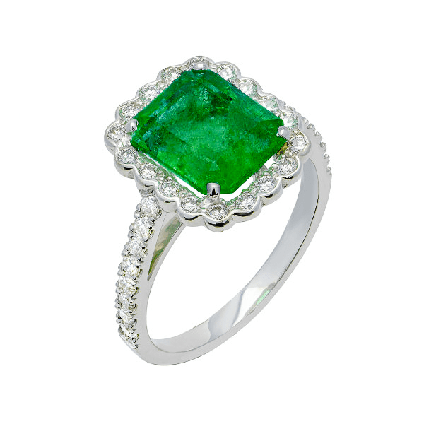 Bague halo festonné en or blanc 18 carats, émeraude taille coussin vert foncé intense en serti 4 griffes, halo de diamants ronds festonné serti grain, épaulements pavés de diamants sur anneau, vue de côté