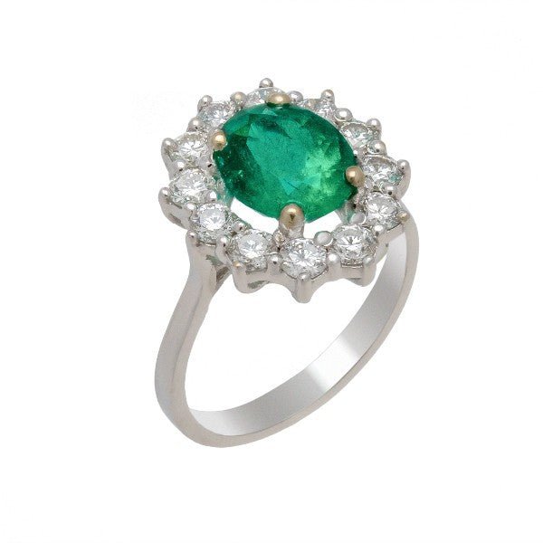 Bague marguerite en or blanc 18 carats, émeraude ovale vert intense environ 1,90 carat en serti 4 griffes or jaune, halo de 12 diamants ronds brillants serti 4 griffes individuelles, anneau poli fin, vue de trois-quarts