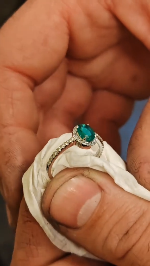 Bague créée par Or Gemmes en or blanc 18 carats et émeraude