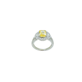 Bague trilogie en or blanc 18 carats, saphir jaune citron taille emerald cut environ 1,60 carat en serti 4 griffes or jaune avec micro-halo de diamants ronds serti grain, deux diamants taille trillion serti 3 griffes de chaque côté, anneau pavé de diamants ronds serti grain sur les épaules, vue de face