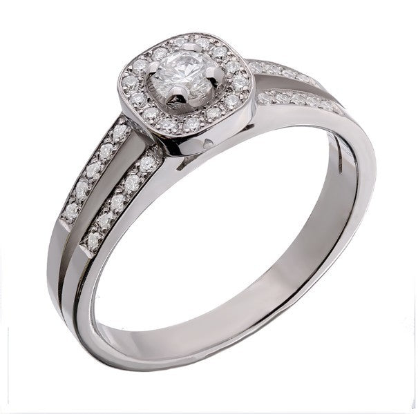Bague solitaire en or blanc 18 carats, diamant central rond environ 0,15 carat en halo coussin pavé, anneau double brin avec rang de diamants serti grain, vue de côté