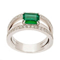 Bague tri-anneaux en or blanc 18 carats surmountée d’une émeraude taille émeraude 1,38 ct serti 4 griffes et deux rangs de diamants ronds