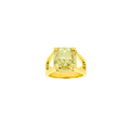 Bague solitaire en or jaune 18 carats, diamant jaune de laboratoire taille coussin environ 8 carats en serti 4 griffes rehaussées sur corps double brin fendu ajouré, vue de face