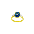 Bague trilogie en or jaune 18 carats, saphir coussin bleu roi environ 3 carats en serti 6 griffes, deux diamants taille poire environ 0,35 carat chacun serti griffes pointe vers le saphir, anneau poli fin, vue de face