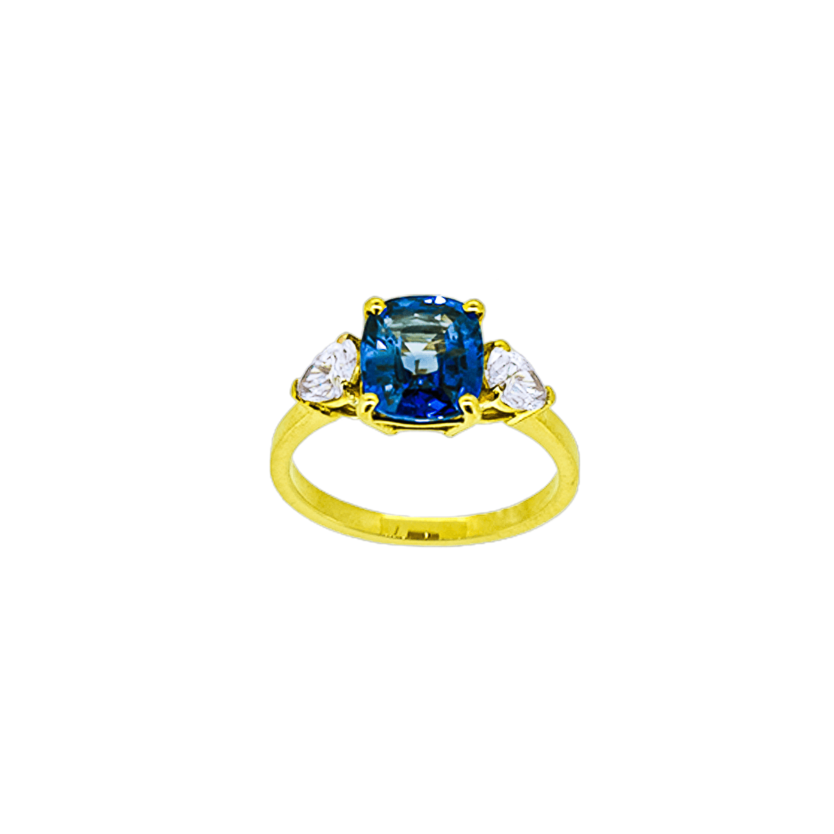 Bague trilogie en or jaune 18 carats, saphir coussin bleu roi environ 3 carats en serti 6 griffes, deux diamants taille poire environ 0,35 carat chacun serti griffes pointe vers le saphir, anneau poli fin, vue de face